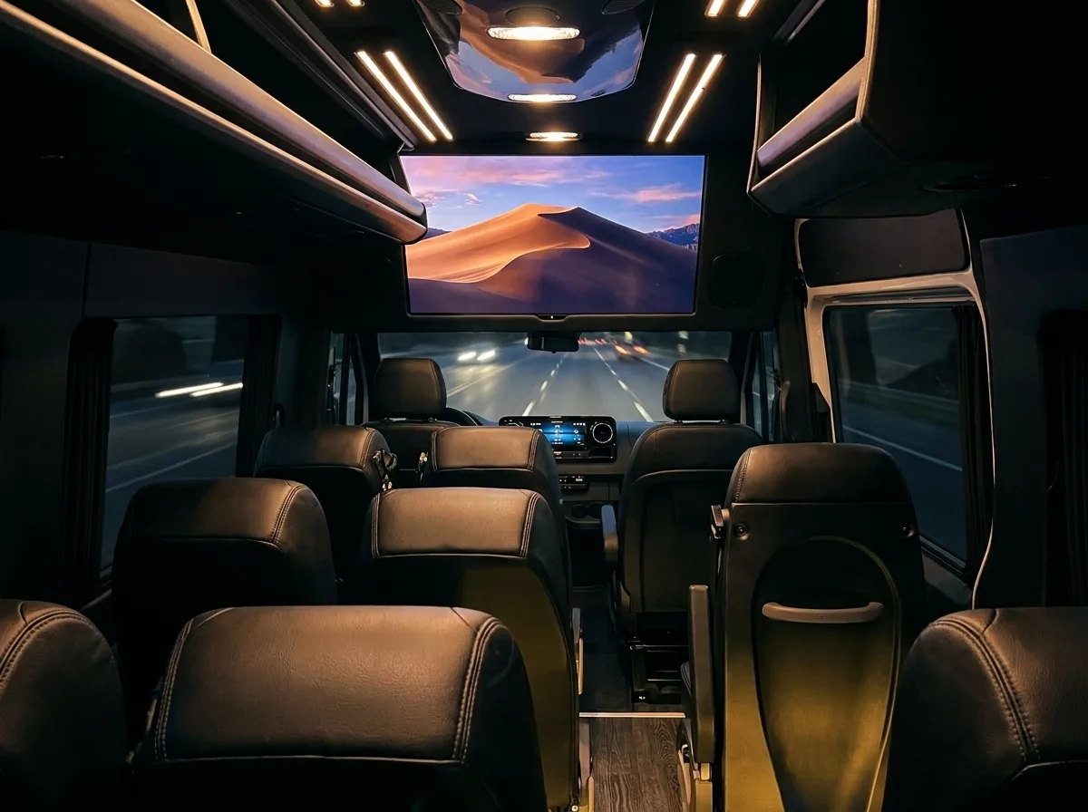 Pantalla de 43 pulgadas a bordo de la van ViVIP, todos los asientos con vista al frente